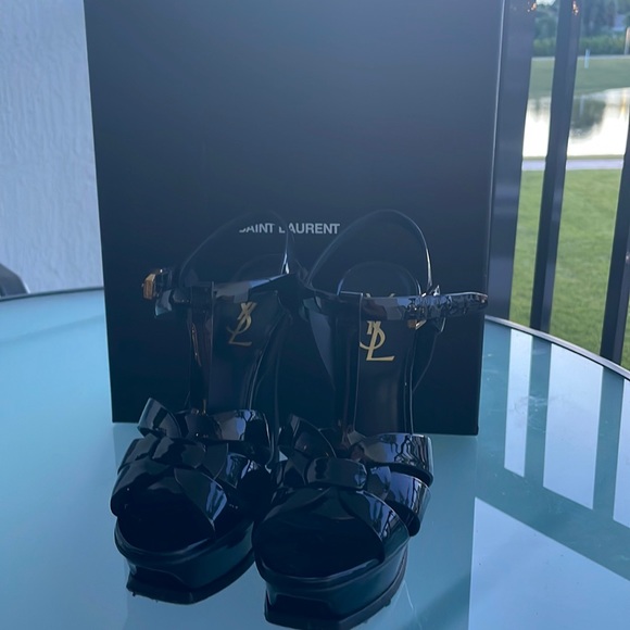 Saint Laurent Shoes - Saint Laurent classic Nero Vitello Vernice soft heeled sandals.In good condition